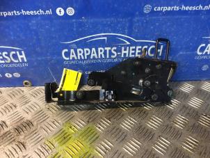 Gebruikte Achterklep Scharnier Opel Tigra Prijs € 50,00 Margeregeling aangeboden door Carparts Heesch