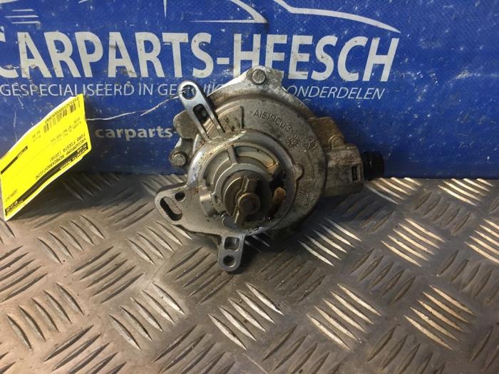 Gebruikte Vacuumpomp Rembekrachtiging Ford Fiesta 6 (JA8) 1.0 EcoBoost 12V 100 Prijs € 50,00 Margeregeling aangeboden door Carparts Heesch