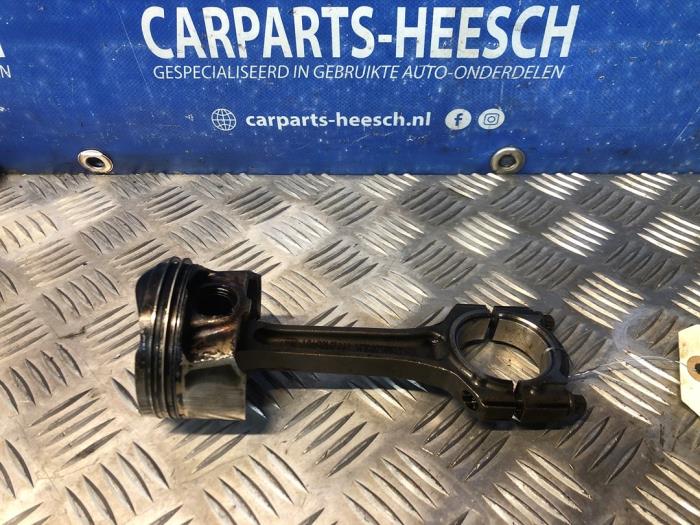 Gebruikte Zuiger Ford Focus 3 1.0 Ti-VCT EcoBoost 12V 125 Prijs € 50,00 Margeregeling aangeboden door Carparts Heesch