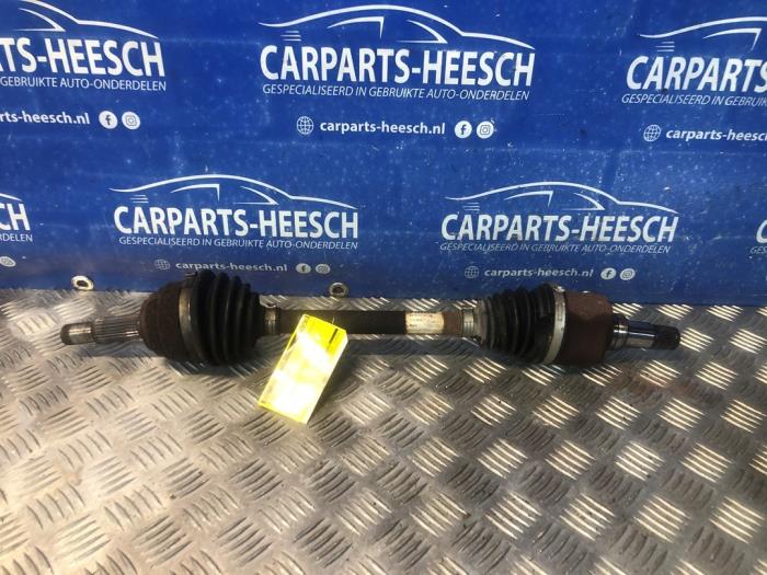 Gebruikte Steekas links-voor Ford B-Max (JK8) 1.0 EcoBoost 12V 125 Prijs € 100,00 Margeregeling aangeboden door Carparts Heesch