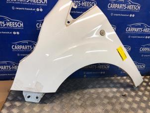 Gebruikte Spatbord links-voor Ford Tourneo Courier (JU2) 1.0 Ti-VCT EcoBoost 12V Prijs € 125,00 Margeregeling aangeboden door Carparts Heesch