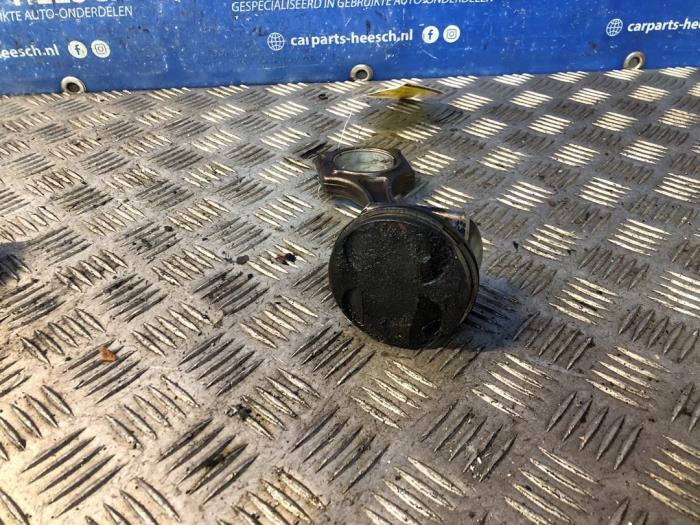 Zuiger van een Peugeot 308 (4A/C) 1.6 VTI 16V 2011