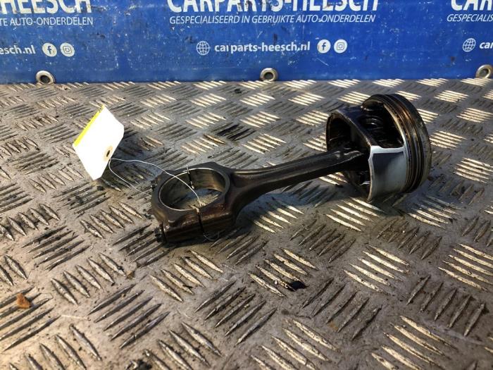 Zuiger van een Peugeot 308 (4A/C) 1.6 VTI 16V 2011