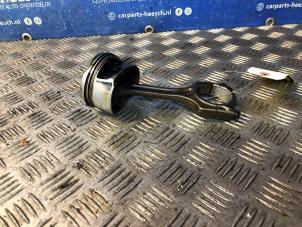 Gebruikte Zuiger Peugeot 308 (4A/C) 1.6 VTI 16V Prijs € 40,00 Margeregeling aangeboden door Carparts Heesch