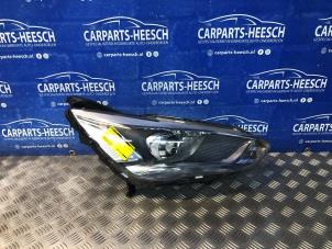 Gebruikte Koplamp rechts Ford C-Max (DXA) 1.5 Ti-VCT EcoBoost 150 16V Prijs op aanvraag aangeboden door Carparts Heesch