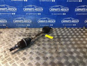 Gebruikte Aandrijfas links-voor Ford Fiesta 7 1.0 EcoBoost 12V 140 Prijs € 75,00 Margeregeling aangeboden door Carparts Heesch