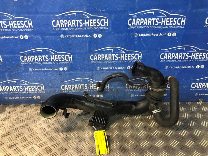 Gebruikte Intercooler Buis Ford Fiesta 7 1.0 EcoBoost 12V Prijs € 60,00 Margeregeling aangeboden door Carparts Heesch