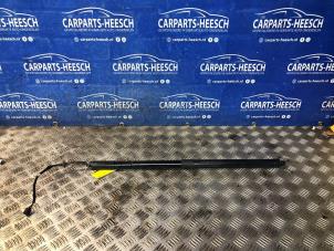 Gebruikte Achterklepdemper links-achter Ford C-Max (DXA) 1.0 Ti-VCT EcoBoost 12V 125 Prijs € 75,00 Margeregeling aangeboden door Carparts Heesch