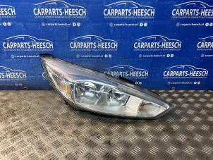 Gebruikte Koplamp rechts Ford Focus 3 Wagon 1.0 Ti-VCT EcoBoost 12V 125 Prijs € 200,00 Margeregeling aangeboden door Carparts Heesch