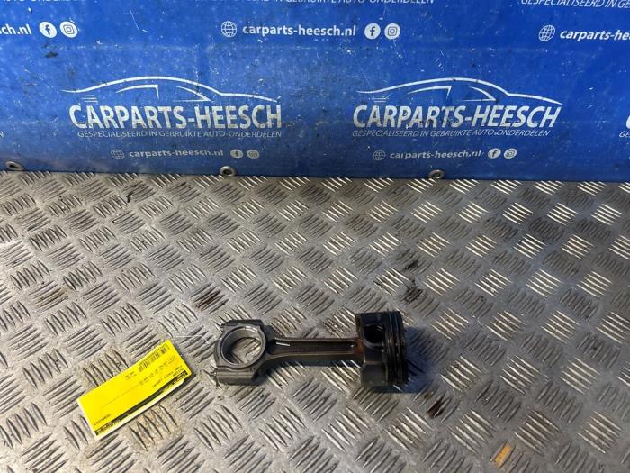 Gebruikte Zuiger Ford Focus 4 Wagon 1.0 Ti-VCT EcoBoost 12V 125 Prijs € 100,00 Margeregeling aangeboden door Carparts Heesch