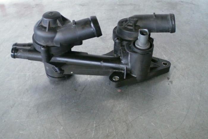 Gebruikte Thermostaathuis Volkswagen Scirocco (137/13AD) 1.4 TSI 160 16V Prijs € 29,00 Margeregeling aangeboden door TSI-Parts / Allmotorparts B.V.