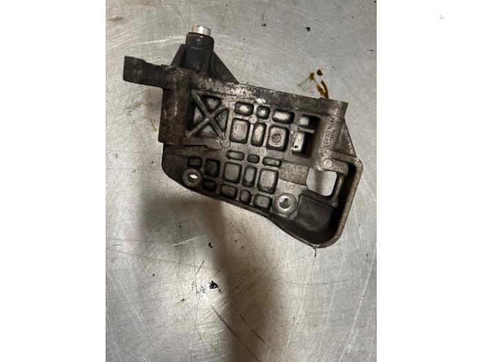 Gebruikte Dynamosteun boven Volkswagen Touareg (7PA/PH) 3.0 TDI V6 24V BlueMotion Technology DPF Prijs € 15,00 Margeregeling aangeboden door TSI-Parts / Allmotorparts B.V.