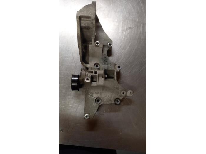Gebruikte Dynamosteun boven Volkswagen Caddy III (2KA,2KH,2CA,2CH) 1.6 TDI 16V Prijs € 25,00 Margeregeling aangeboden door TSI-Parts / Allmotorparts B.V.