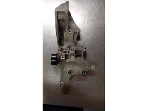 Gebruikte Dynamosteun boven Volkswagen Caddy III (2KA,2KH,2CA,2CH) 1.6 TDI 16V Prijs € 30,00 Inclusief btw aangeboden door TSI-Parts / Allmotorparts B.V.