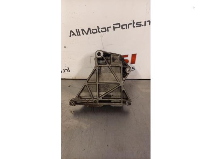 Gebruikte Dynamosteun onder Volkswagen Transporter T5 2.5 TDi Prijs € 20,00 Margeregeling aangeboden door TSI-Parts / Allmotorparts B.V.