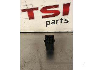 Gebruikte Schakelaar Koplamp Ihv Volkswagen Golf Plus (5M1/1KP) 1.4 TSI 160 16V Prijs € 15,00 Inclusief btw aangeboden door TSI-Parts / Allmotorparts B.V.