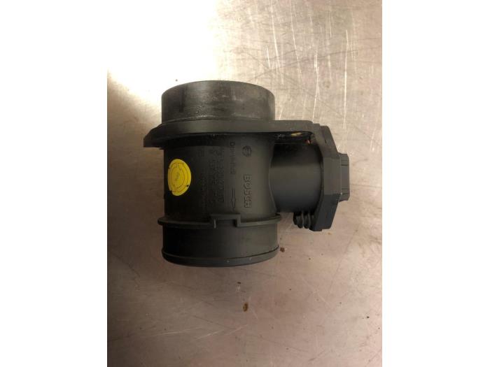 Luchtmassameter van een Volkswagen Golf IV (1J1) 1.8 20V Turbo 1998