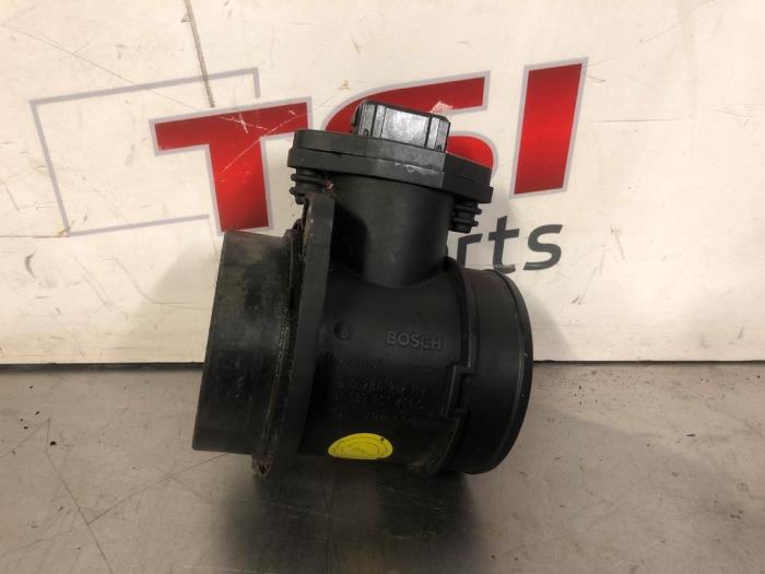 Luchtmassameter van een Volkswagen Golf IV (1J1) 1.8 20V Turbo 1998