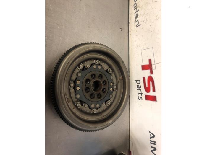 Gebruikte Dubbele massa vliegwiel Volkswagen Golf VII (AUA) 2.0 R 4Motion 16V Prijs € 165,00 Margeregeling aangeboden door TSI-Parts / Allmotorparts B.V.