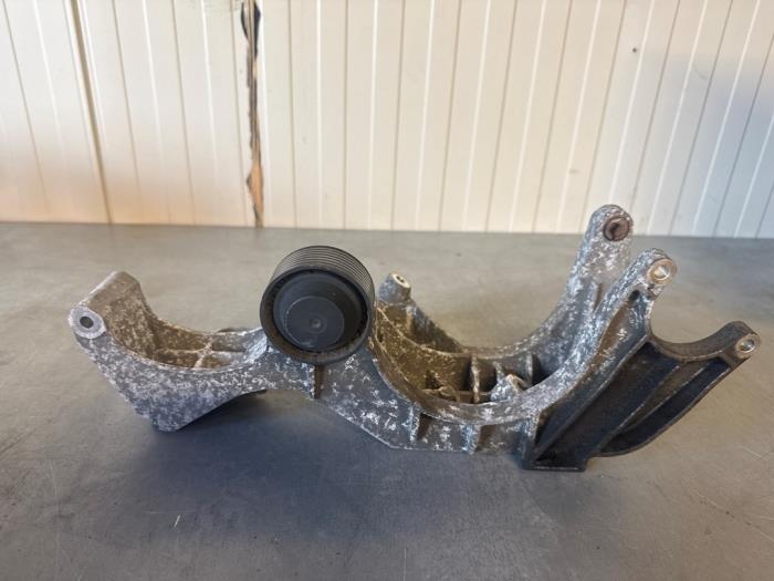 Gebruikte Dynamosteun onder Volkswagen Touareg (7LA/7L6) 3.2 V6 24V Prijs € 50,00 Margeregeling aangeboden door TSI-Parts / Allmotorparts B.V.