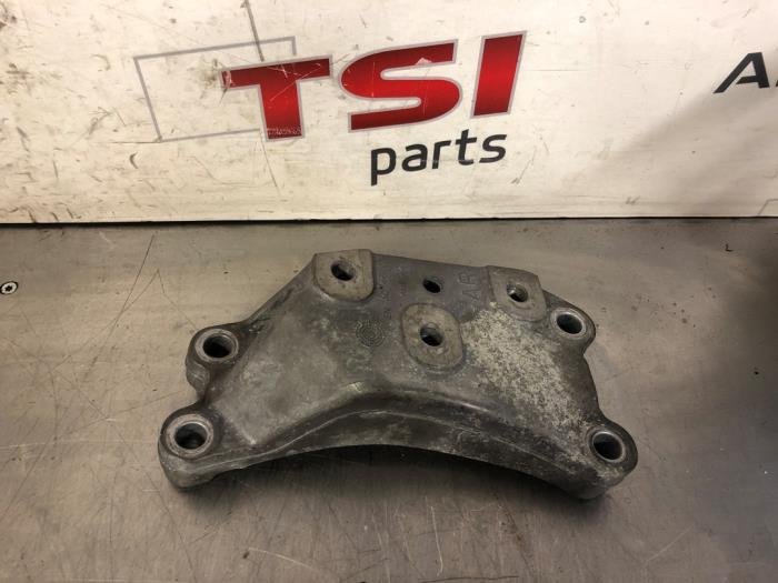 Gebruikte Versnellingsbak Steun Volkswagen Golf V (1K1) 1.4 TSI 140 16V Prijs € 8,00 Margeregeling aangeboden door TSI-Parts / Allmotorparts B.V.