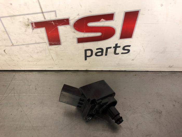 Pen Bobine van een Volkswagen Golf VII (AUA) 2.0 R 4Motion 16V 2014