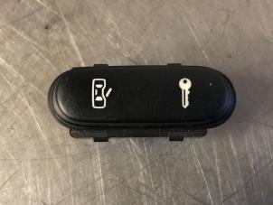 Gebruikte Schakelaar Centr. Deurvergrendeling Seat Altea (5P1) 1.8 TFSI 16V Prijs € 9,99 Inclusief btw aangeboden door TSI-Parts / Allmotorparts B.V.