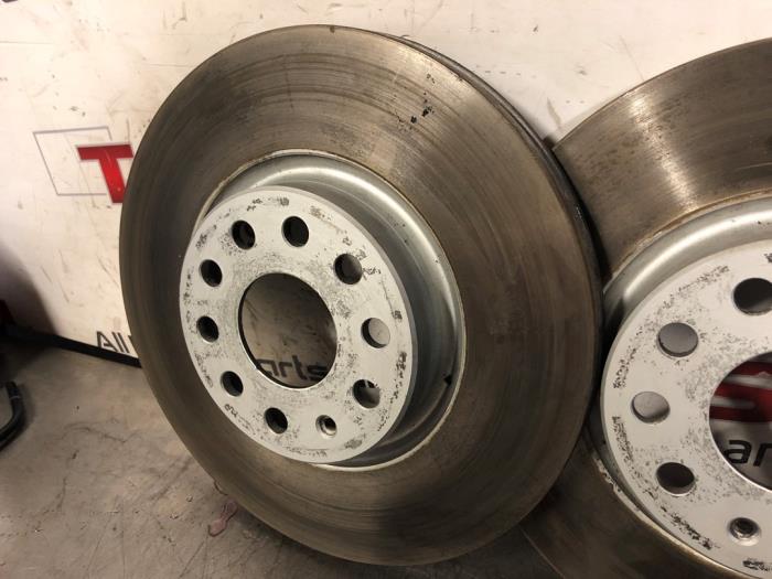 Remschijf + blok voor van een Volkswagen Golf VII (AUA) 1.4 GTE 16V 2015