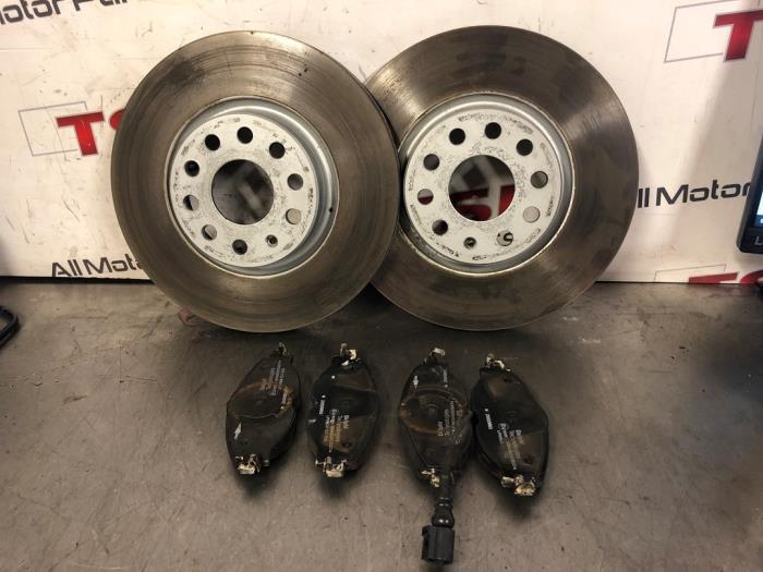Remschijf + blok voor van een Volkswagen Golf VII (AUA) 1.4 GTE 16V 2015