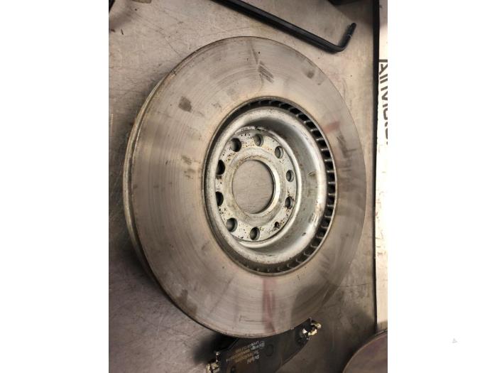 Remschijf + blok voor van een Volkswagen Golf VII (AUA) 1.4 GTE 16V 2015