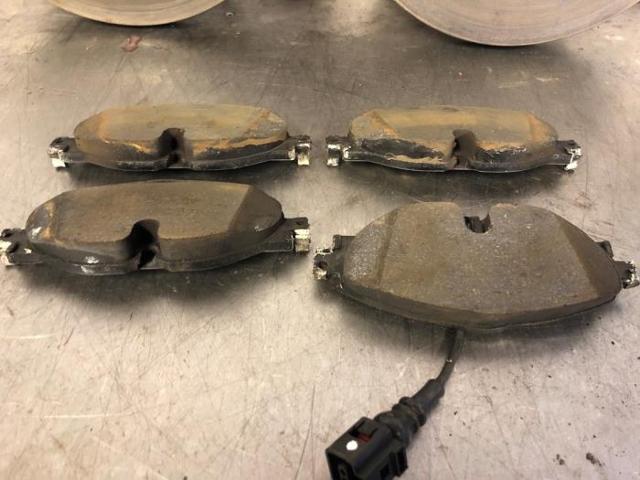 Remschijf + blok voor van een Volkswagen Golf VII (AUA) 1.4 GTE 16V 2015