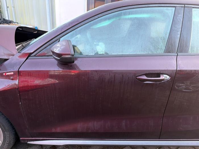 Portier 4Deurs links-voor van een Audi A3 Sportback (8YA) 1.5 35 TFSI 16V Mild Hybrid 2020