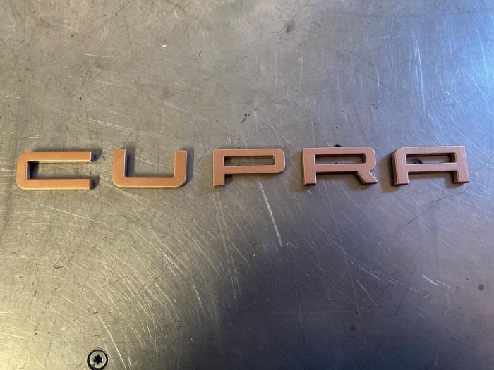 Gebruikte Embleem Cupra Leon (KLCB) Prijs € 12,00 Margeregeling aangeboden door TSI-Parts / Allmotorparts B.V.