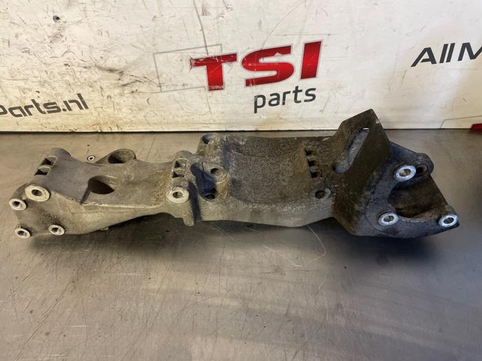 Gebruikte Dynamosteun boven Volkswagen Golf IV (1J1) 1.6 Prijs € 17,50 Margeregeling aangeboden door TSI-Parts / Allmotorparts B.V.