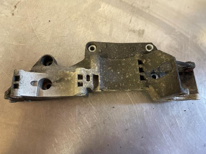 Gebruikte Dynamosteun boven Volkswagen Golf IV (1J1) 1.6 Prijs € 17,50 Margeregeling aangeboden door TSI-Parts / Allmotorparts B.V.