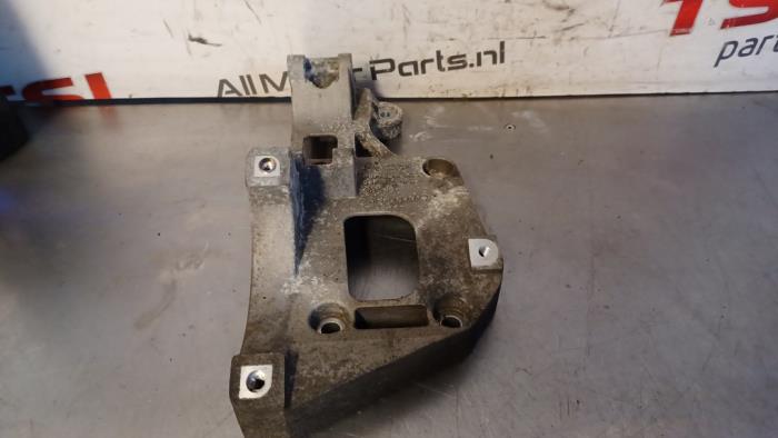 Gebruikte Dynamosteun boven Audi A3 (8P1) 2.0 16V FSI Prijs € 18,00 Margeregeling aangeboden door TSI-Parts / Allmotorparts B.V.
