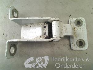 Gebruikte Scharnier deur links-achter Peugeot Bipper Tepee (AJ) 1.4 HDi Prijs € 21,00 Margeregeling aangeboden door C&J bedrijfsauto's & onderdelen