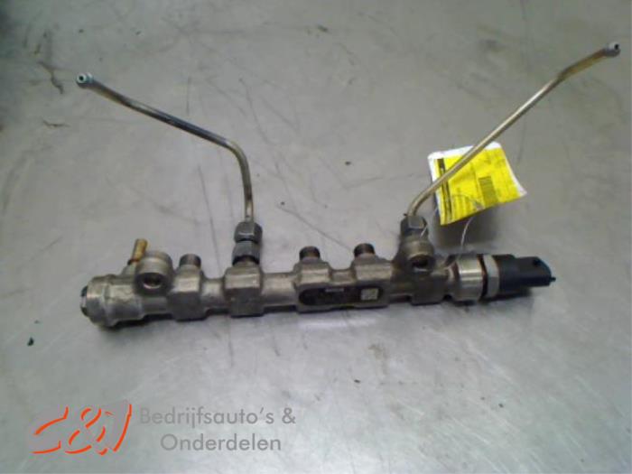 Gebruikte Injector brug Opel Vivaro 2.5 DTI 16V Prijs € 42,00 Margeregeling aangeboden door C&J Bedrijfsauto's & Onderdelen