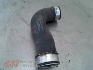 Gebruikte Intercooler Slang Volkswagen Caddy III (2KA,2KH,2CA,2CH) 1.9 TDI Prijs € 21,00 Margeregeling aangeboden door C&J Bedrijfsauto's & Onderdelen