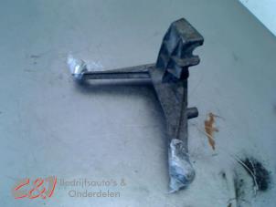 Gebruikte Versnellingsbak Steun Volkswagen Transporter T5 2.0 TDI DRF Prijs € 42,00 Margeregeling aangeboden door C&J Bedrijfsauto's & Onderdelen