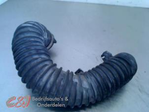 Gebruikte Aanzuigslang Lucht Renault Trafic New (FL) 2.0 dCi 16V 115 Prijs € 47,25 Margeregeling aangeboden door C&J Bedrijfsauto's & Onderdelen