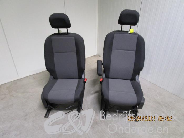 Voorstoelen links+rechts van een Opel Combo Cargo 1.5 CDTI 75 2019