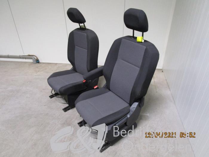 Voorstoelen links+rechts van een Opel Combo Cargo 1.5 CDTI 75 2019