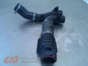 Gebruikte Intercooler Buis Peugeot Partner Tepee (7A/B/C/D/E/F/G/J/P/S) 1.6 HDI 75 Prijs € 21,00 Margeregeling aangeboden door C&J Bedrijfsauto's & Onderdelen