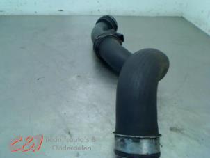 Gebruikte Intercooler Slang Volkswagen Transporter T5 1.9 TDi Prijs € 21,00 Margeregeling aangeboden door C&J Bedrijfsauto's & Onderdelen