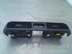 Gebruikte Luchtrooster Dashboard Opel Combo Cargo 1.5 CDTI 75 Prijs € 63,00 Margeregeling aangeboden door C&J bedrijfsauto's & onderdelen