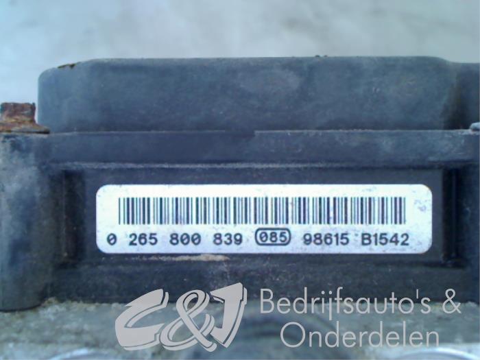 ABS Pomp van een Opel Vivaro 2.5 CDTI 16V 2008