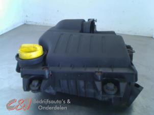 Gebruikte Luchtfilterhuis Opel Vivaro 2.5 CDTI 16V Prijs € 63,00 Margeregeling aangeboden door C&J Bedrijfsauto's & Onderdelen