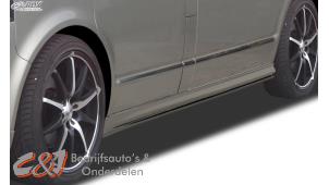 Gebruikte Sideskirt links Volkswagen Transporter T5 2.0 TDI DRF Prijs € 89,25 Margeregeling aangeboden door C&J Bedrijfsauto's & Onderdelen