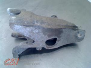 Gebruikte Motorsteun Volkswagen Transporter T6 2.0 TDI 150 Prijs € 26,25 Margeregeling aangeboden door C&J Bedrijfsauto's & Onderdelen